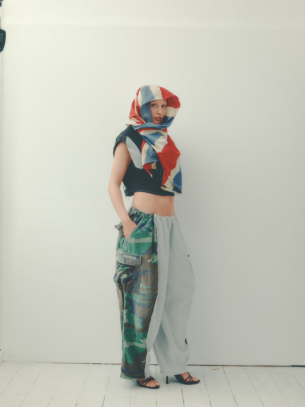 CROPPED SLEEVELESS BLAZER