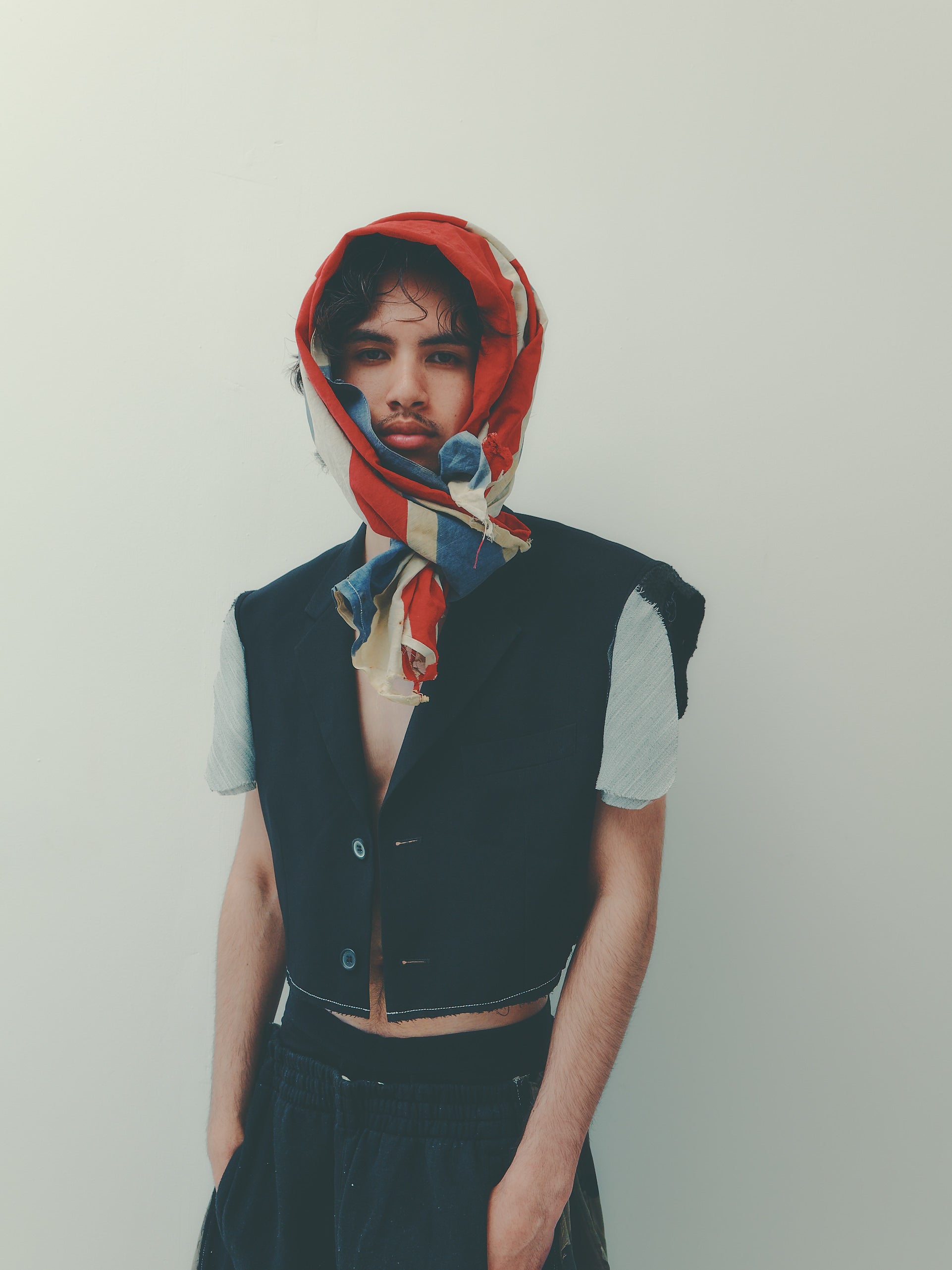 CROPPED SLEEVELESS BLAZER