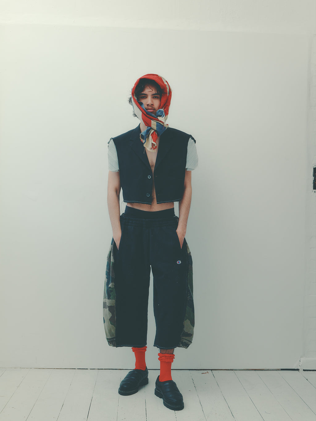 CROPPED SLEEVELESS BLAZER