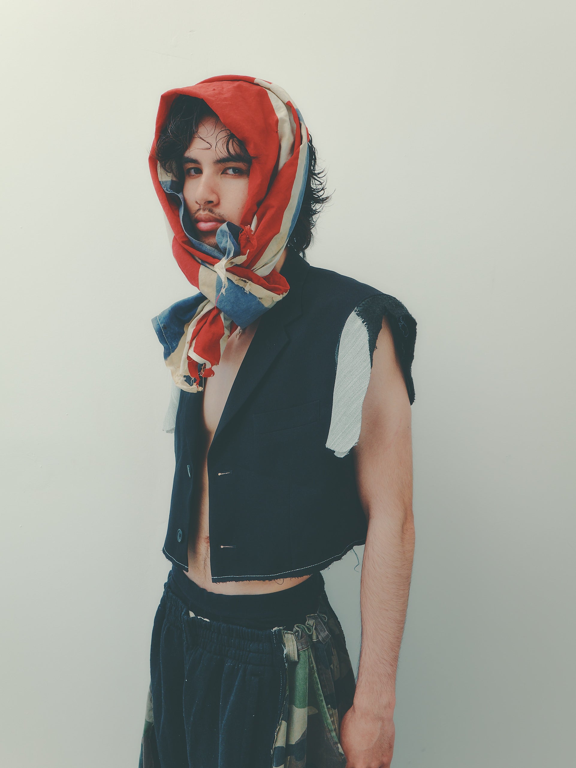 CROPPED SLEEVELESS BLAZER