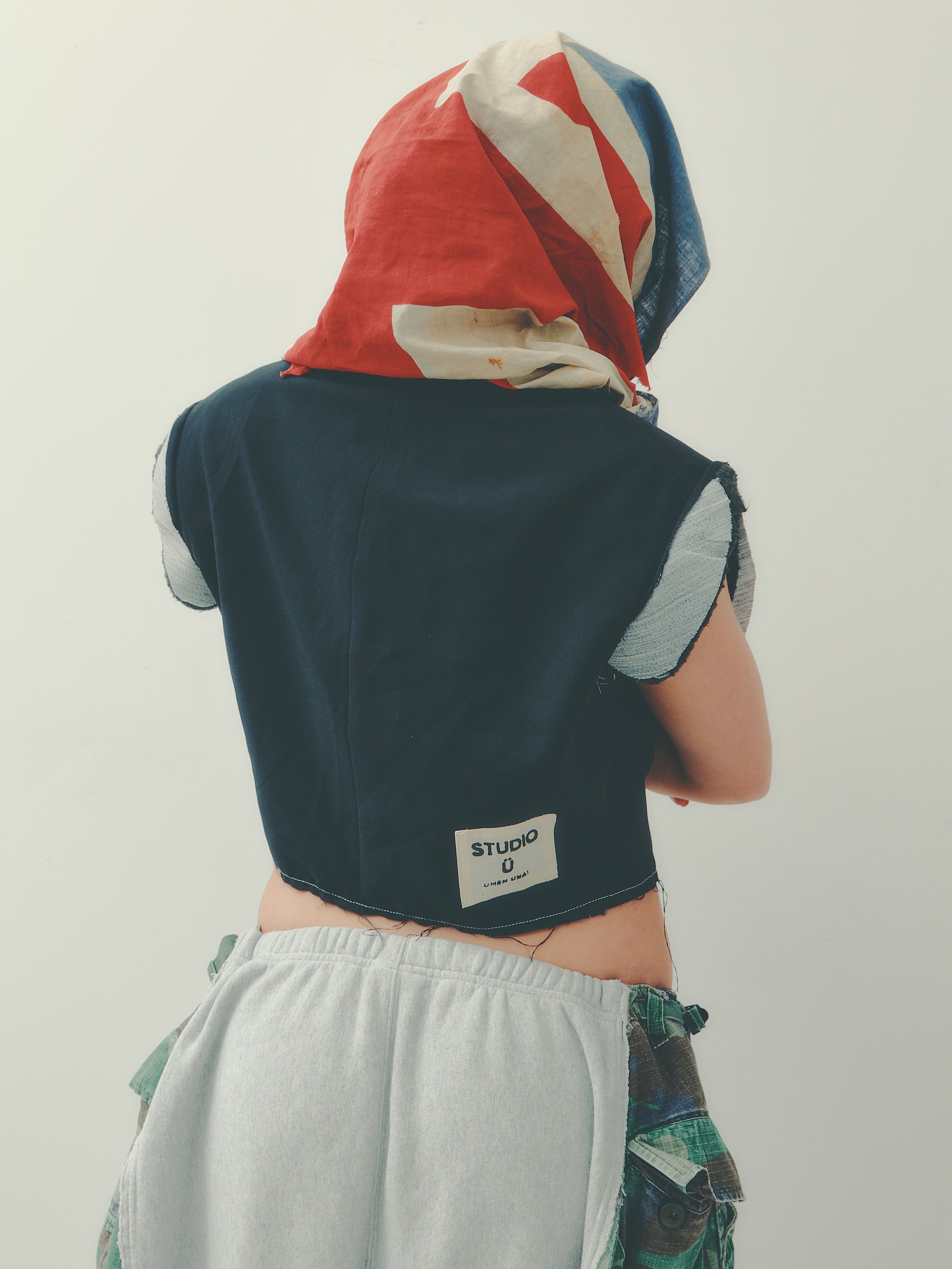 CROPPED SLEEVELESS BLAZER