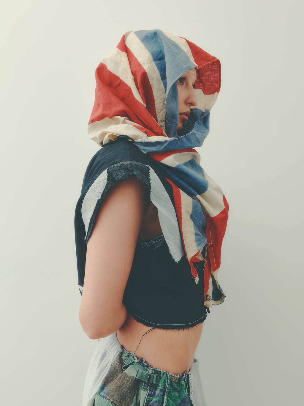 CROPPED SLEEVELESS BLAZER